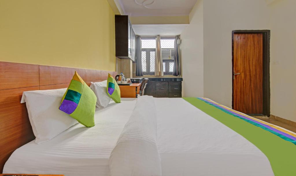 Postel nebo postele na pokoji v ubytování Treebo TMS Residency