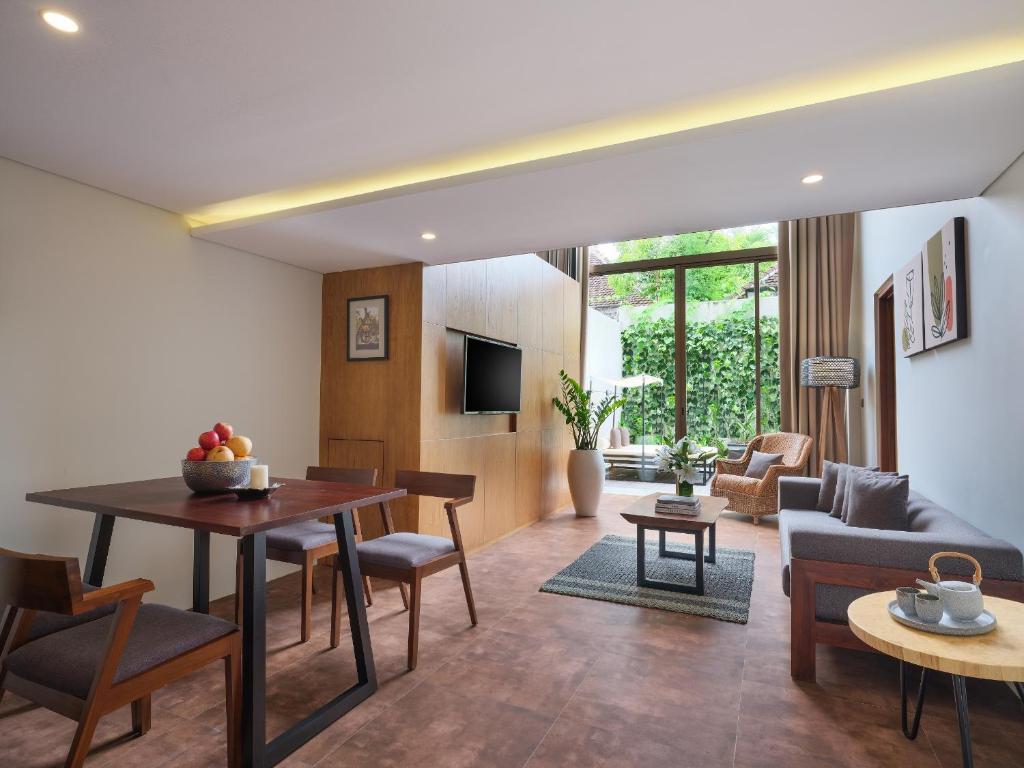 TV a/nebo společenská místnost v ubytování Kayumas Seminyak Resort