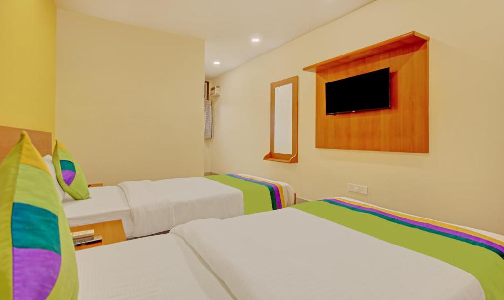 Postel nebo postele na pokoji v ubytování Treebo TMS Residency