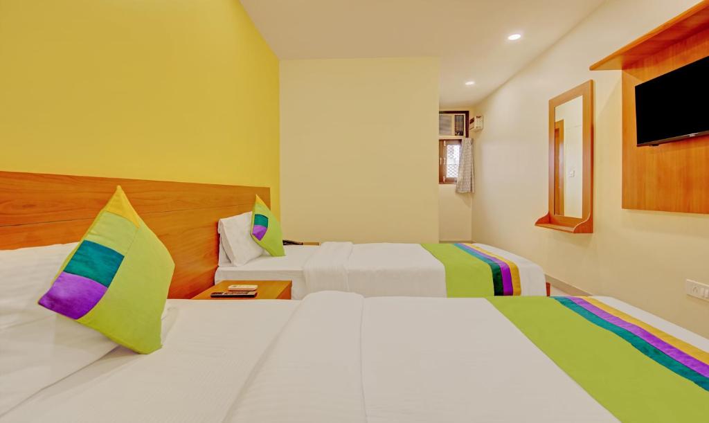 Postel nebo postele na pokoji v ubytování Treebo TMS Residency