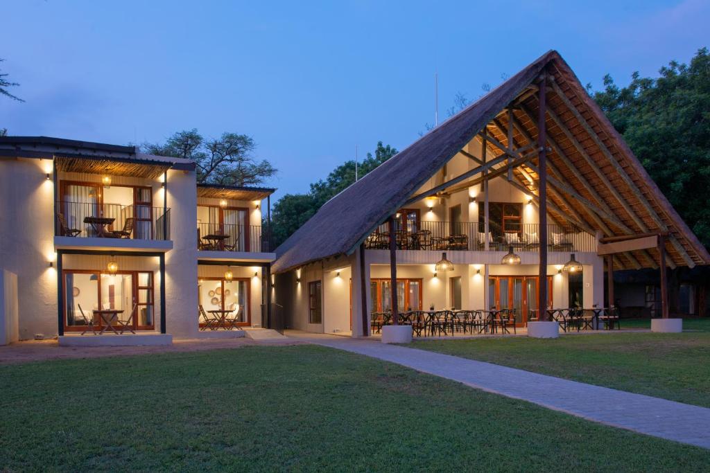 una casa grande con techo de gambrel en Buckler's Africa Lodge Kruger Park, en Komatipoort