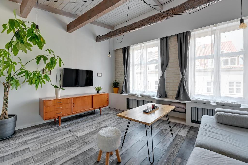 salon z kanapą i stołem w obiekcie Platinium Garncarska Old Town w Gdańsku