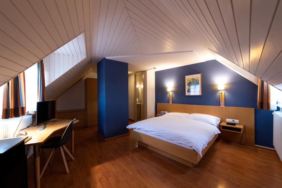 Un pat sau paturi într-o cameră la Les Negociants