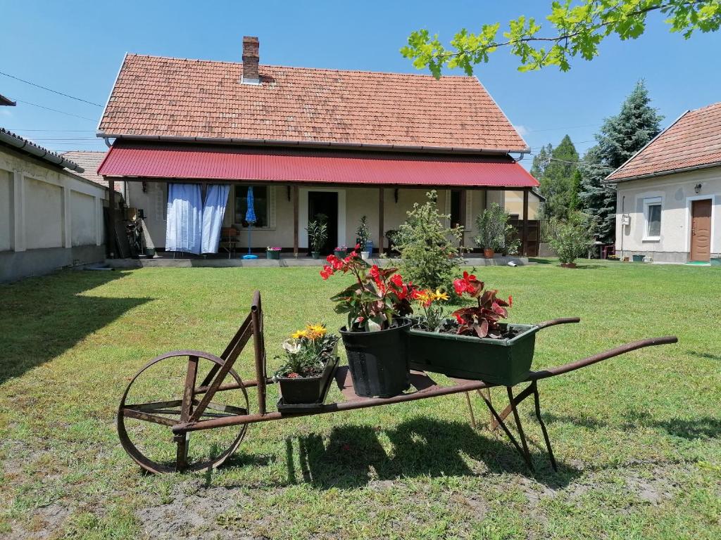 a cart with flowers on it in front of a house at István Vendégház in Mórahalom