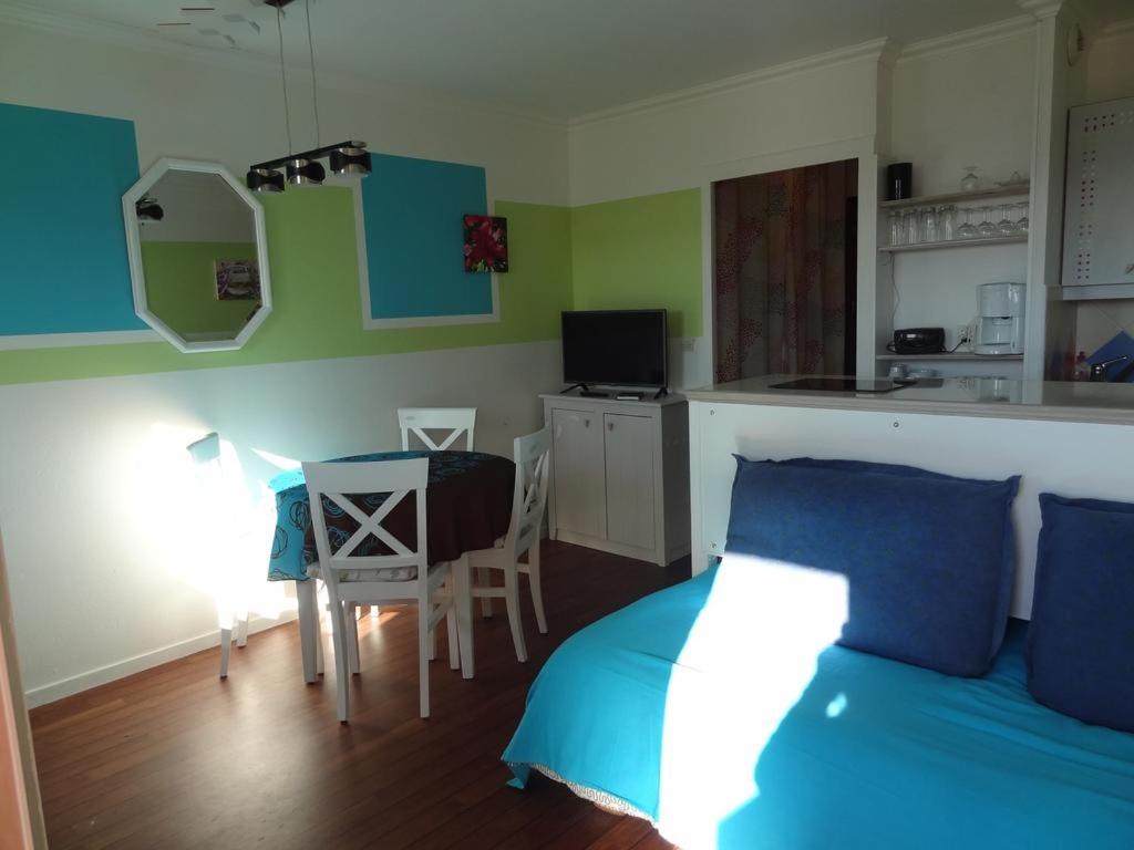 サン・ラファエルにあるAppartement Promenade des Bainsのベッドルーム1室(ベッド1台、テーブル付)、キッチン