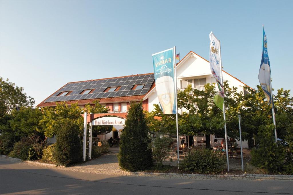 um edifício com painéis solares na lateral em Hotel Wirtshaus Krone em Friedrichshafen