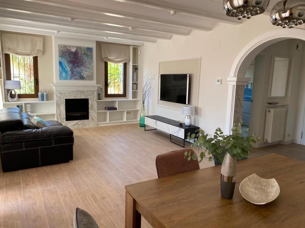 uma sala de estar com um sofá e uma mesa em THE BEST HOLIDAY VILLA em Calpe