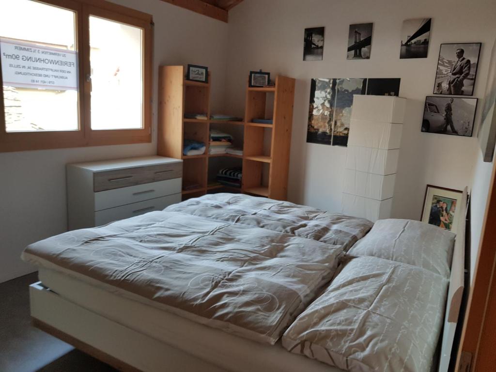 Cama o camas de una habitación en Neuwertige 3 ½ Zimmer-Wohnung in Zillis/Andeer