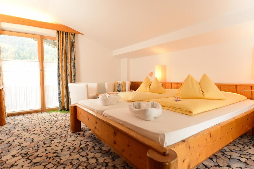 Postel nebo postele na pokoji v ubytování Hartweger's Hotel