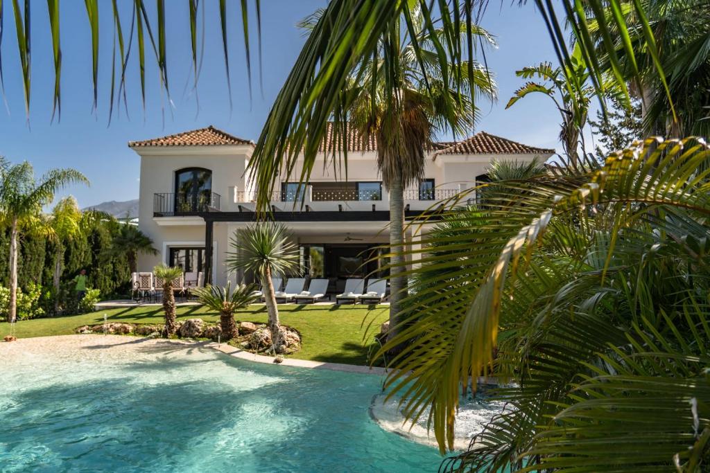 Large Luxurious Exotic Villa, Marbella, Spain - Booking.com
