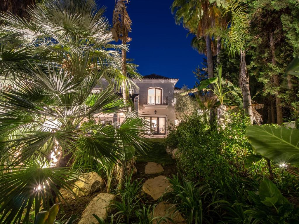 Large Luxurious Exotic Villa, Marbella, Spain - Booking.com