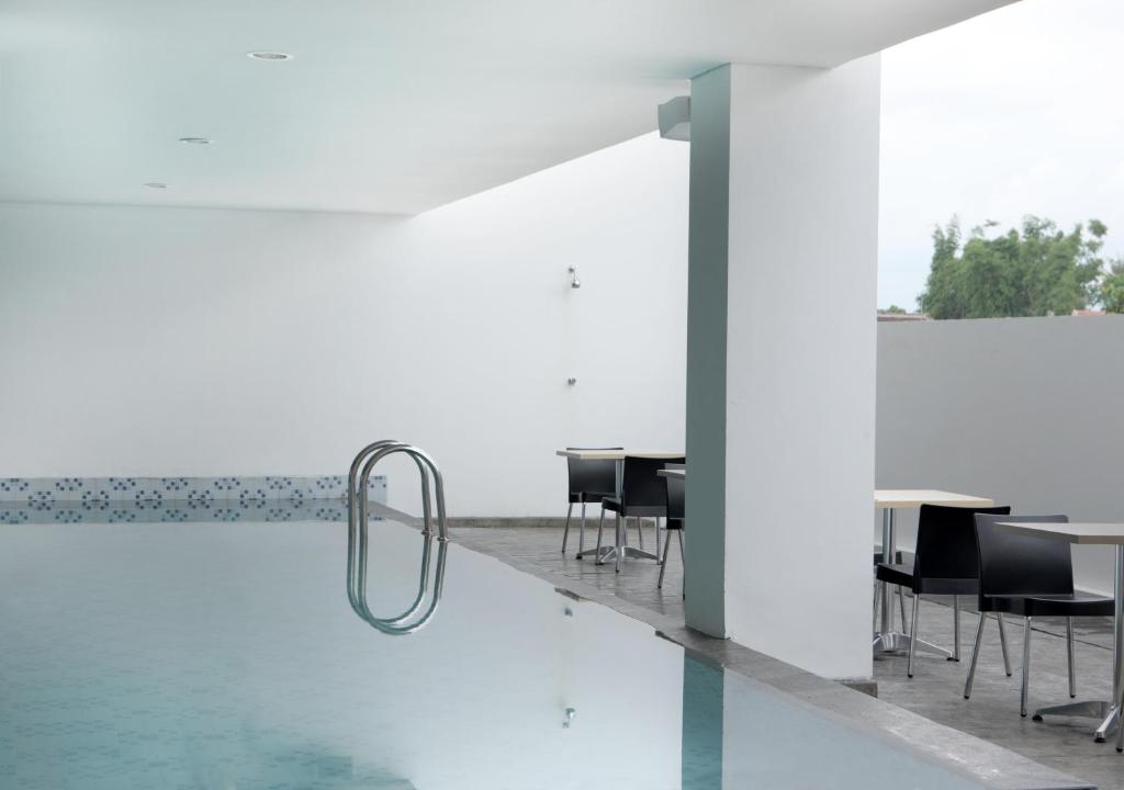 Bazén v ubytování Amaris Hotel Malang nebo v jeho okolí
