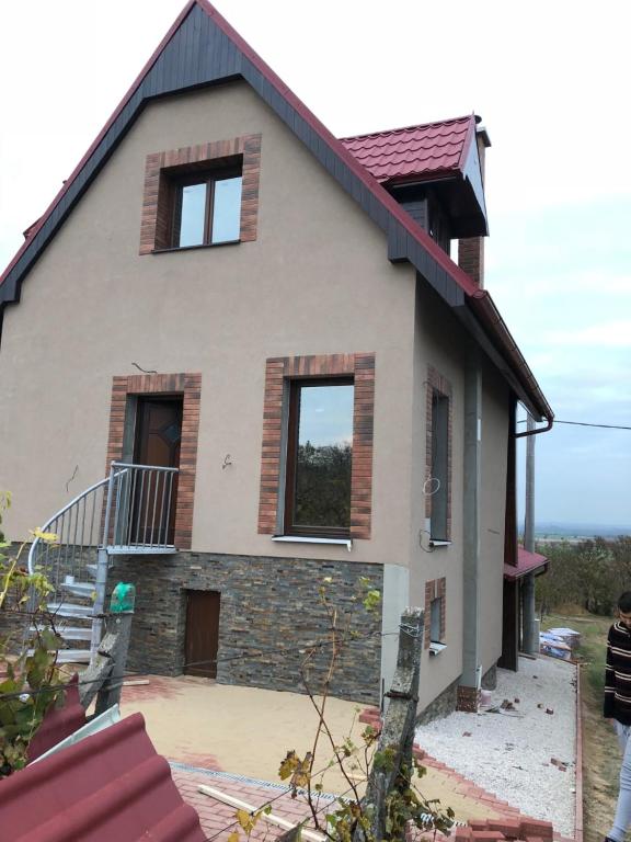 una casa siendo remodelada con una ventana en Ubytovanie v prírode, en Čaka