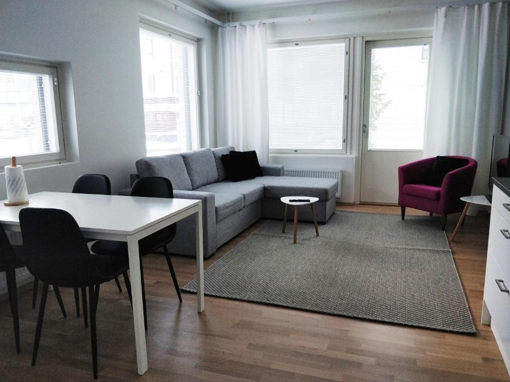 ロヴァニエミにあるNiittylä Apartmentsのリビングルーム(ソファ、テーブル付)