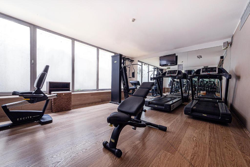 Fitness centrum a/nebo fitness zařízení v ubytování Hotel For You