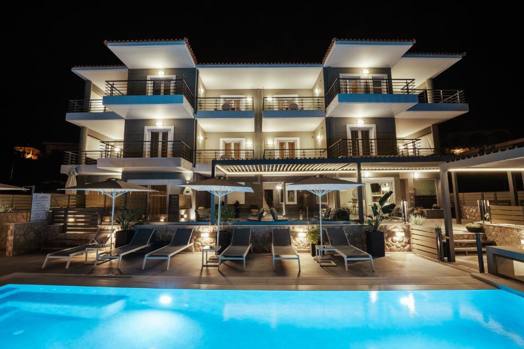 Bazén v ubytování Andrew's Luxury Residence nebo v jeho okolí