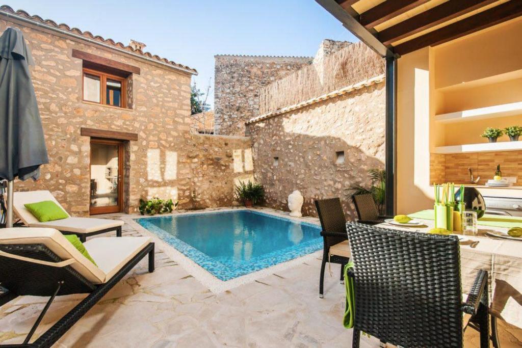 eine Terrasse mit einem Pool in einem Gebäude in der Unterkunft Can Bodeguita in Binissalem