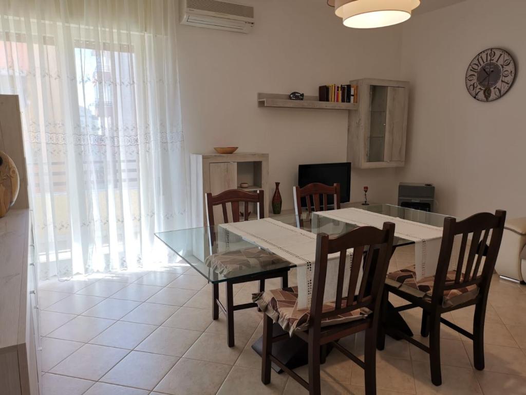 A television and/or entertainment centre at Casa Lido Piccolo