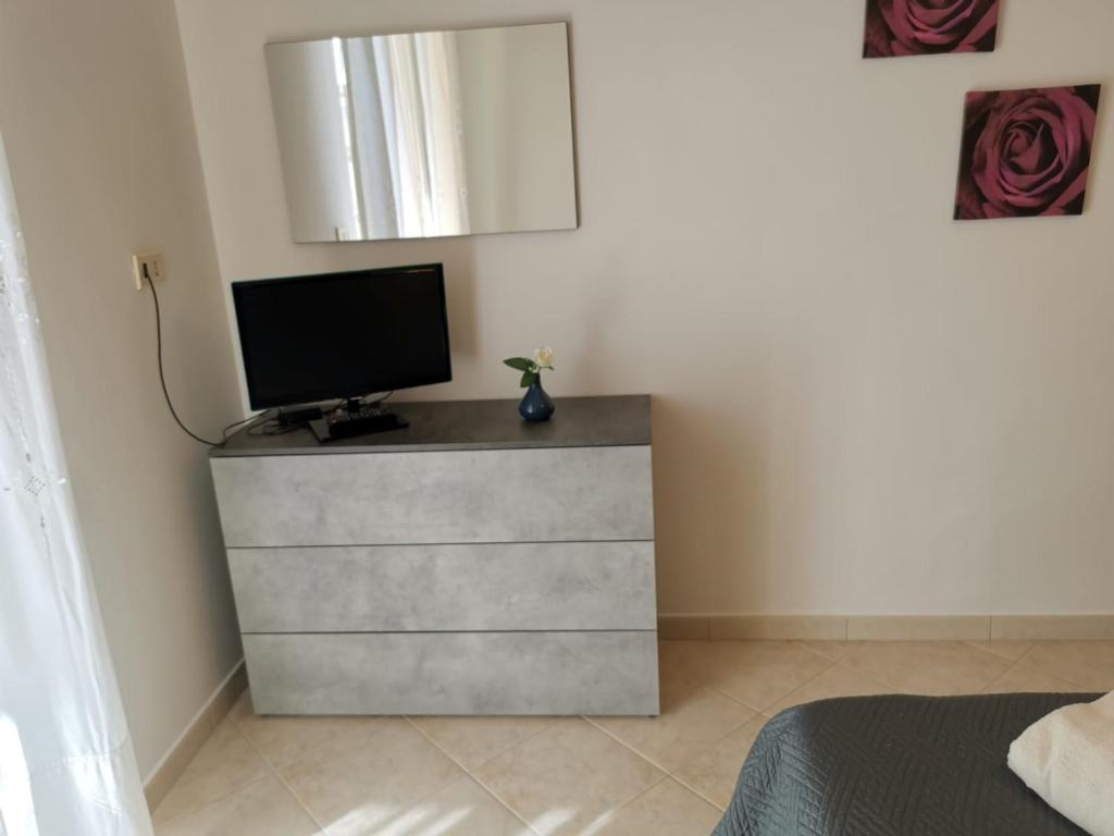 A television and/or entertainment centre at Casa Lido Piccolo