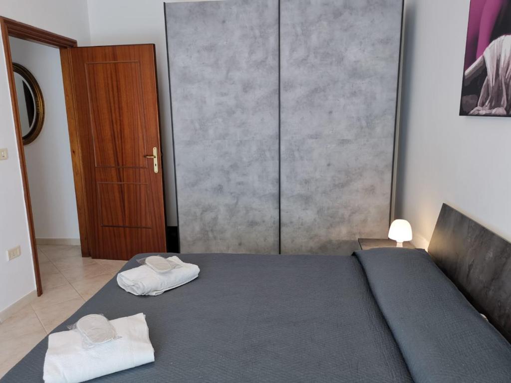 A bed or beds in a room at Casa Lido Piccolo