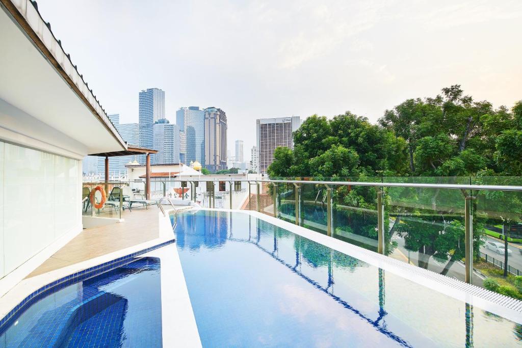 ein Pool auf dem Dach eines Gebäudes in der Unterkunft Rest Bugis Hotel in Singapur