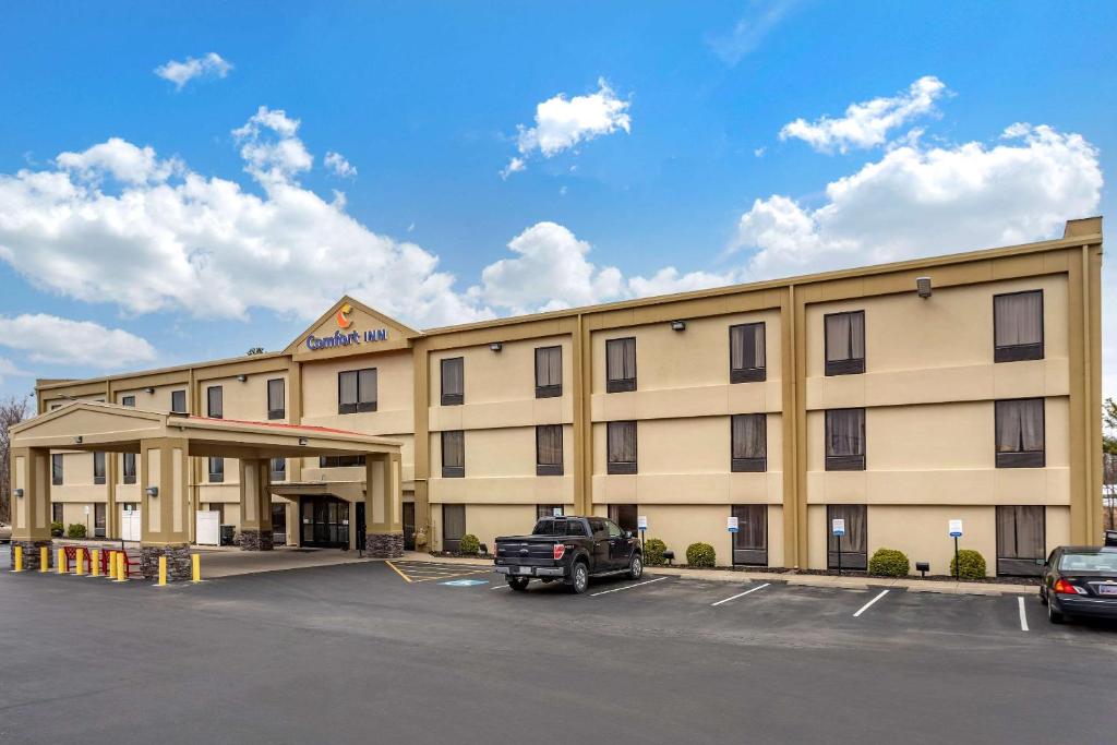 hotel z ciężarówką zaparkowaną na parkingu w obiekcie Comfort Inn Paducah I-24 w mieście Paducah