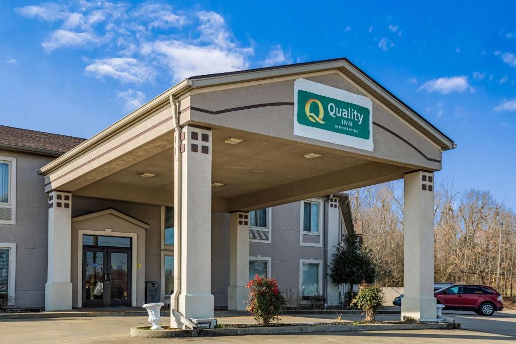 un edificio con una señal de servicio delante de él en Quality Inn Calvert City - Paducah East, en Calvert City