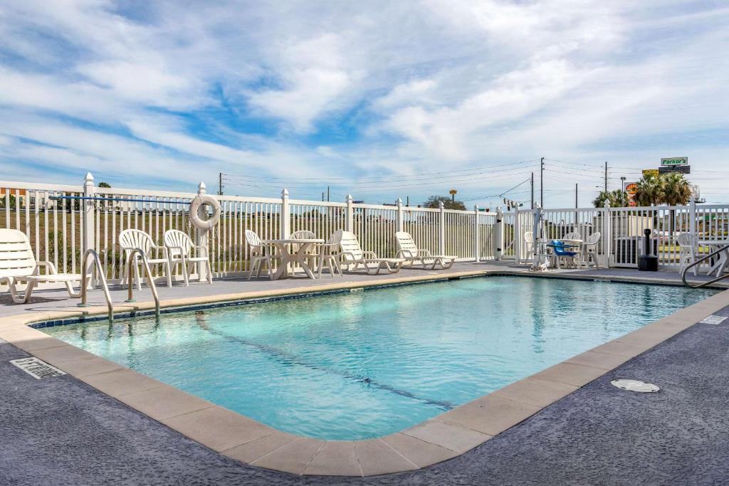 una grande piscina con sedie e recinzione di Sleep Inn & Suites Brunswick North a Brunswick