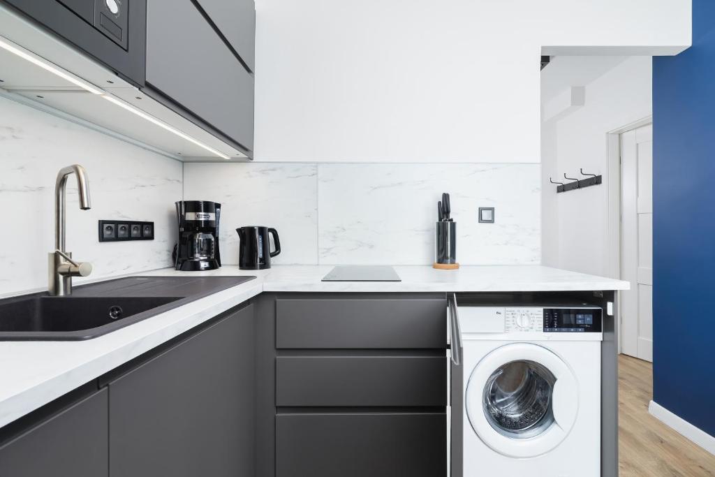 Kuchyňa alebo kuchynka v ubytovaní Studio Spokojna Kraków by Noclegi Renters