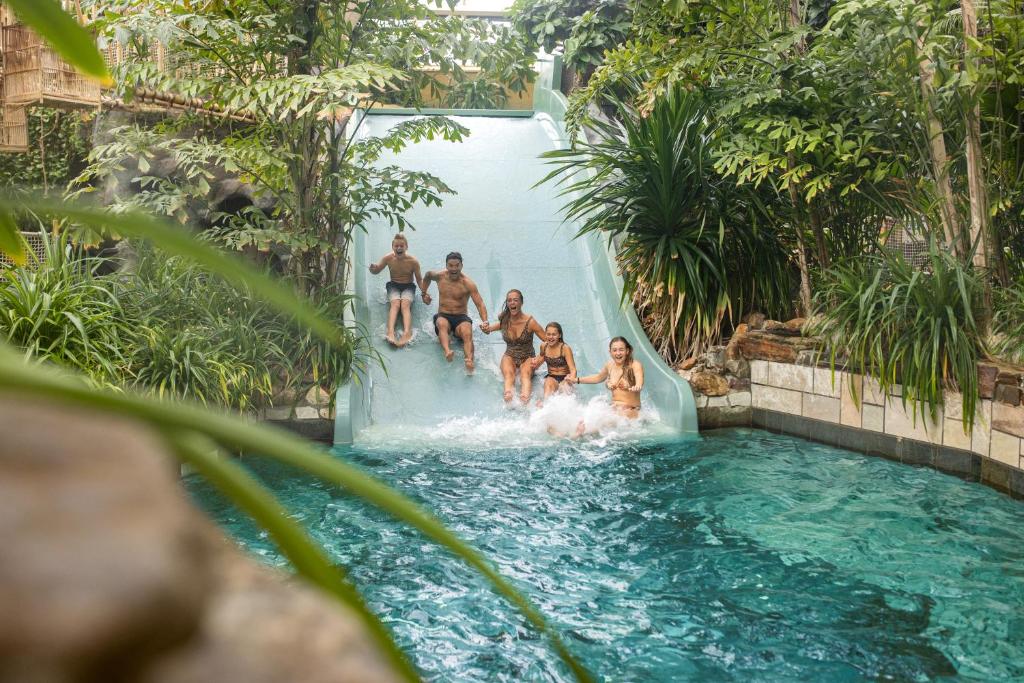 Bazén v ubytování Hotel Eemhof by Center Parcs nebo v jeho okolí