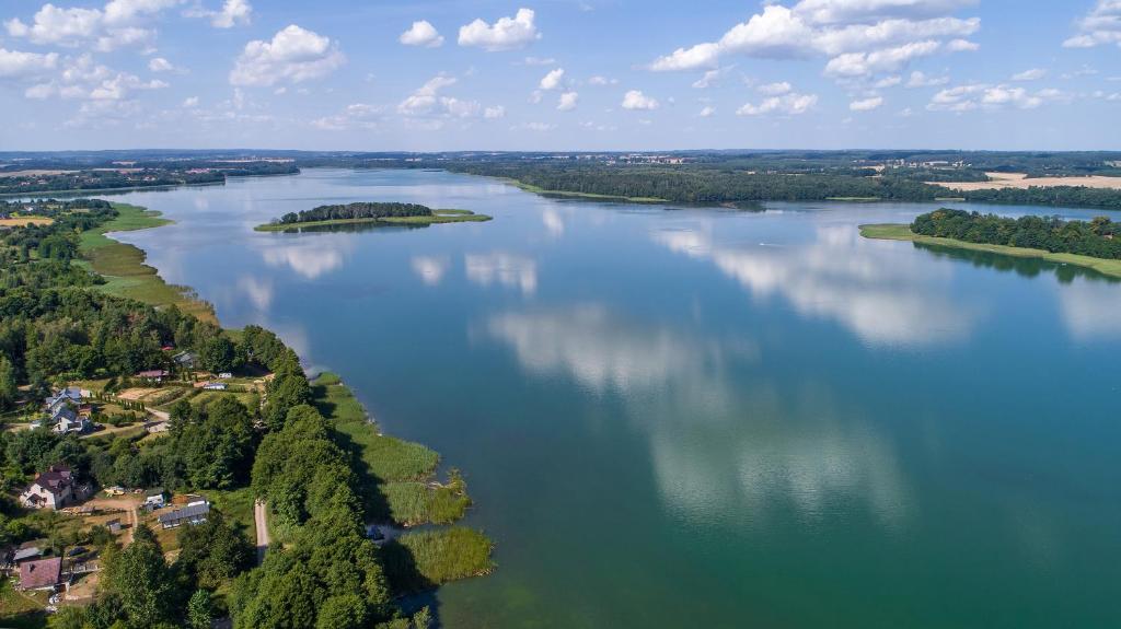 Luftblick auf einen großen Fluss mit Inseln in der Unterkunft Duża Woda in Dąbrówno