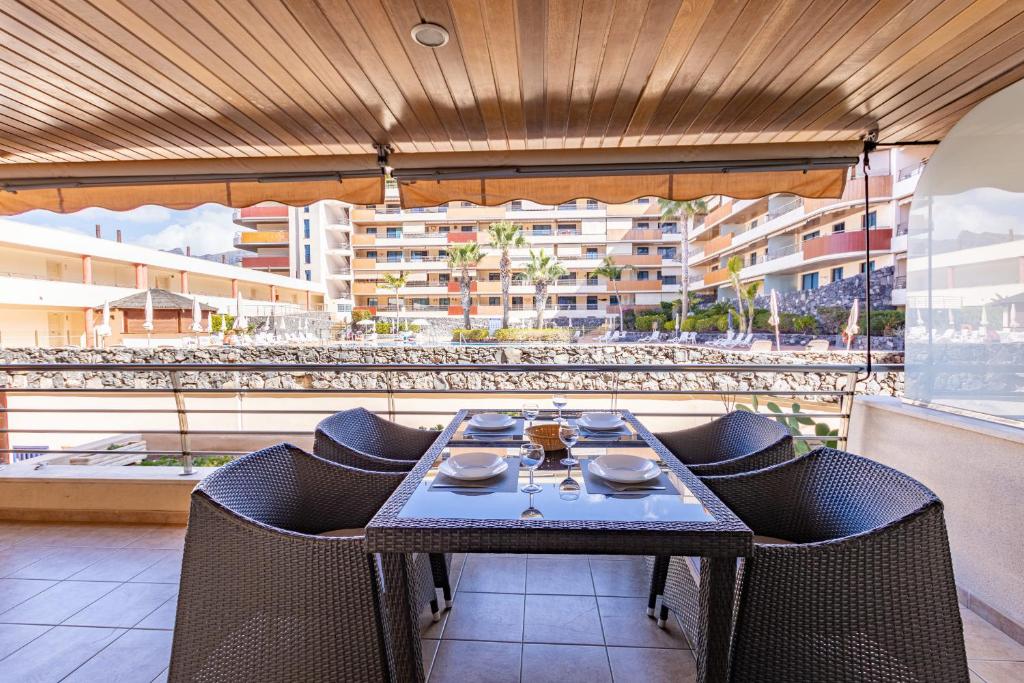 A balcony or terrace at Balcon de Los Gigantes 2A016