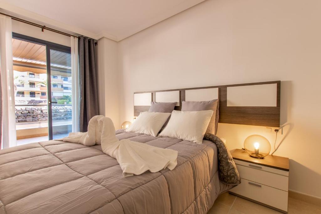 A bed or beds in a room at Balcon de Los Gigantes 2A016