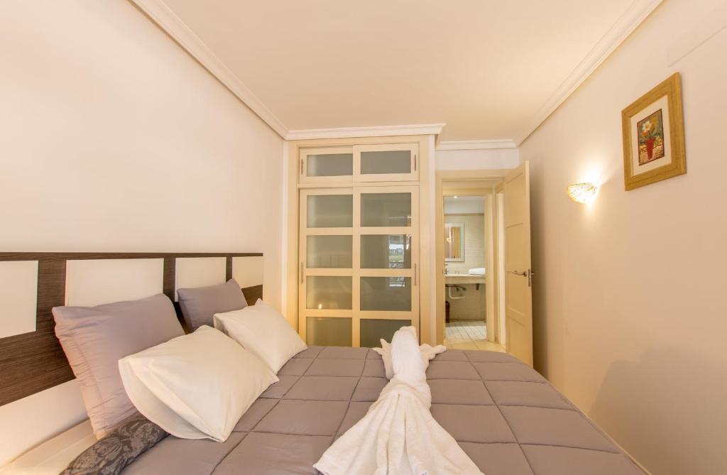 A bed or beds in a room at Balcon de Los Gigantes 2A016