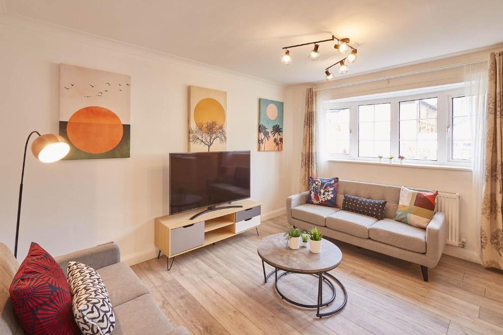 een woonkamer met een bank en een tv bij Host & Stay - Dacama at Dene Grove in Darlington