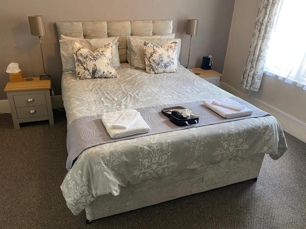 1 dormitorio con 1 cama grande y toallas. en The Old Brasserie & Rooms @ no.8 en Dartmouth