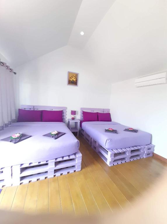 Postel nebo postele na pokoji v ubytování พลอยฟ้ารีสอร์ทเขาเต่า Ployfarresortkhaotao