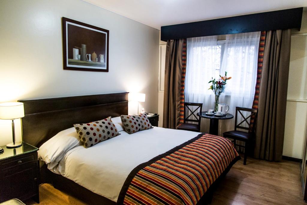 a hotel room with a bed and a window at Hotel Mendoza in Mendoza