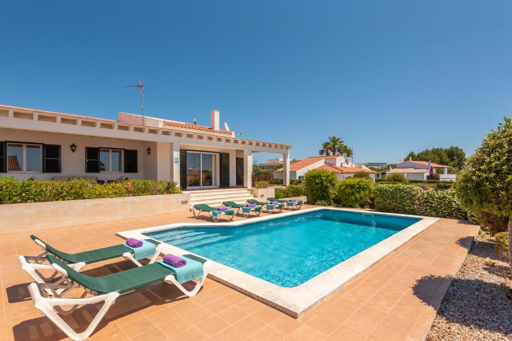una imagen de una villa con piscina en Villa Poppy en Sant Lluís