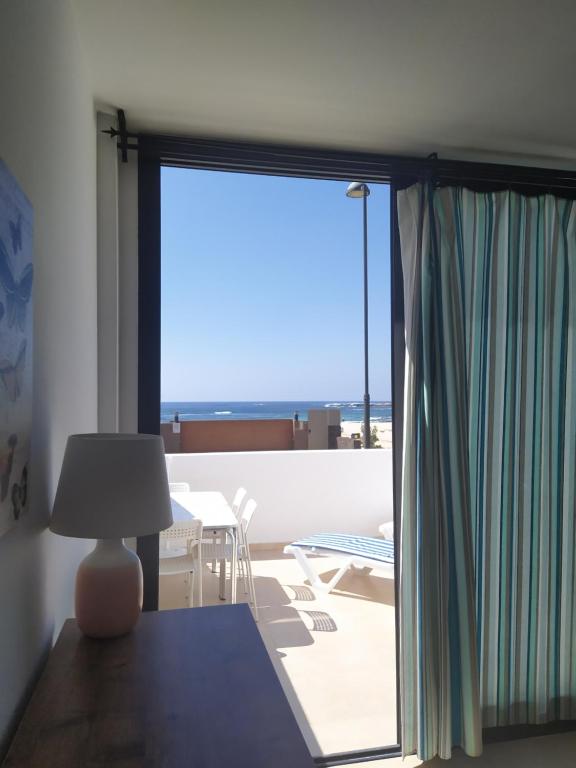 コティージョにあるCasa Maria Cotillo Marのパティオを望む窓付きの客室です。