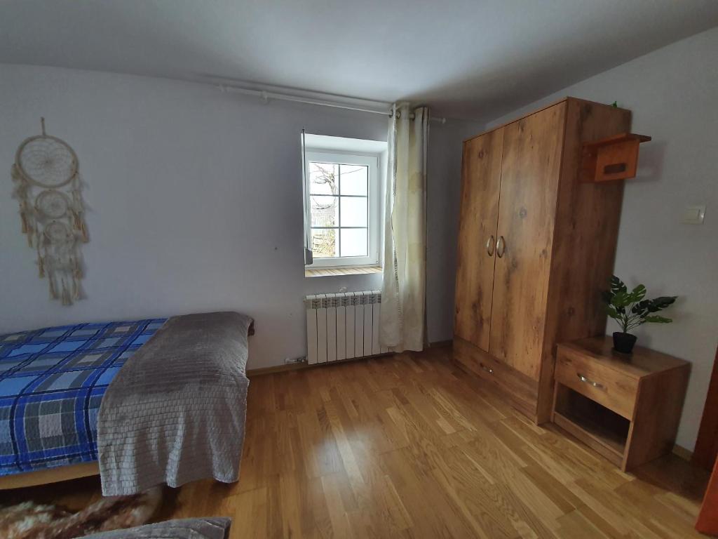 Tempat tidur dalam kamar di Chata nad Bystrzykiem - Apartament Karpacz