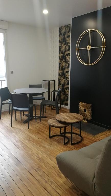 un salon avec une table et des chaises dans l'établissement L'escale - Appartement en centre ville, à Abbeville