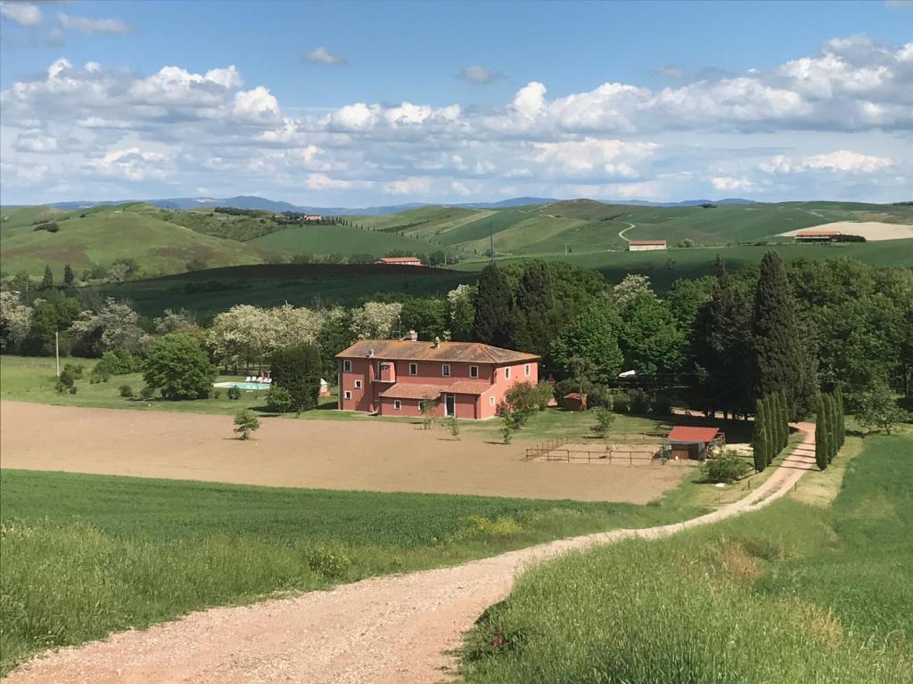 una casa en un campo al lado de un camino de tierra en Casarossa, la casa del cuore, en Casciana Terme