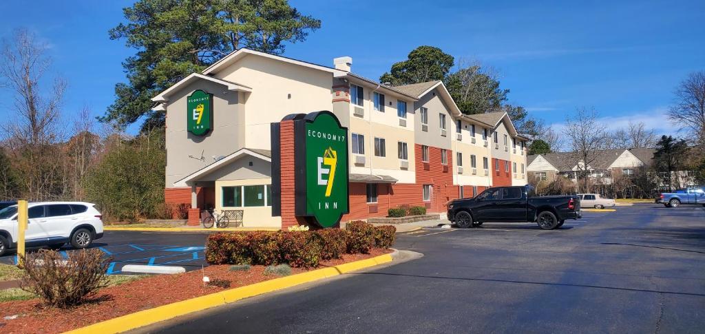 un hotel con un cartel delante de un estacionamiento en Economy 7 Inn Chesapeake - Portsmouth, en Chesapeake