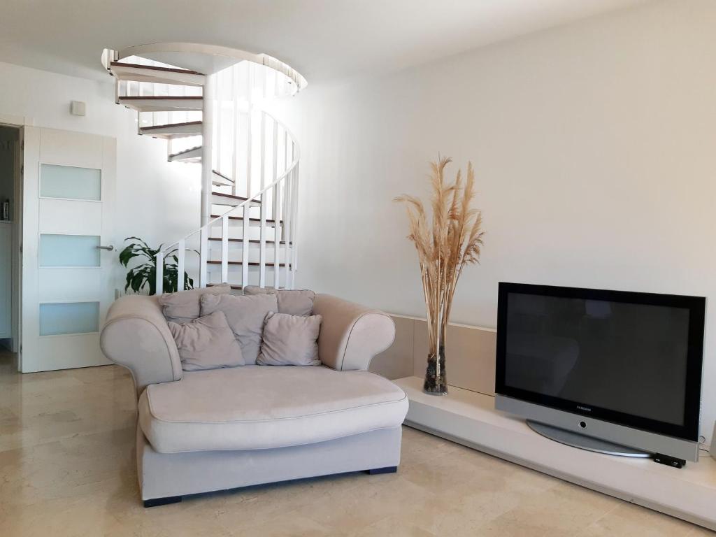 TV a/nebo společenská místnost v ubytování Isla de Altea Beach Luxury House