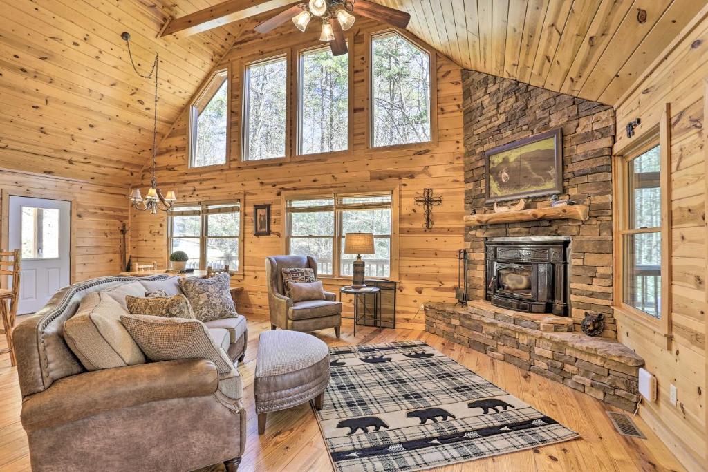 Cozy Blue Ridge Cabin with Deck and Trail Access!
