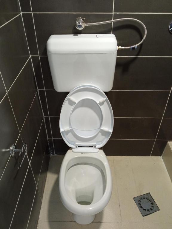 un bagno con un water bianco in una cabina di Monte room a Podgorica