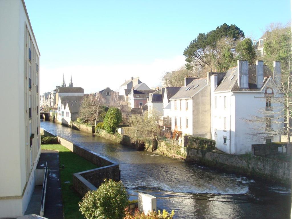 uma vista para um rio com casas e edifícios em Ty Marie - Internet par fibre - Wifi gratuit em Quimper