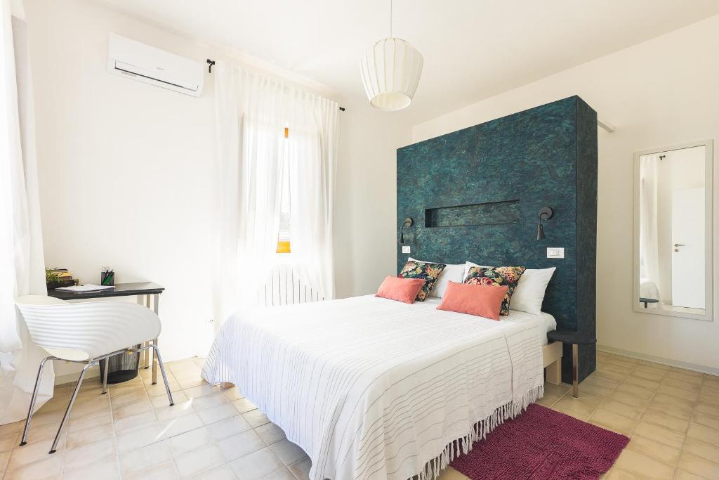 ein Schlafzimmer mit einem großen weißen Bett mit roten Kissen in der Unterkunft Casa Villea in Trabia