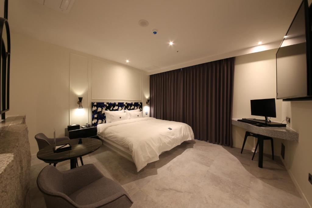 En eller flere senge i et værelse på Zam101 Hotel Gimhae